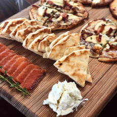 blue-cheese-bacon-flatbread-with-apple-thyme